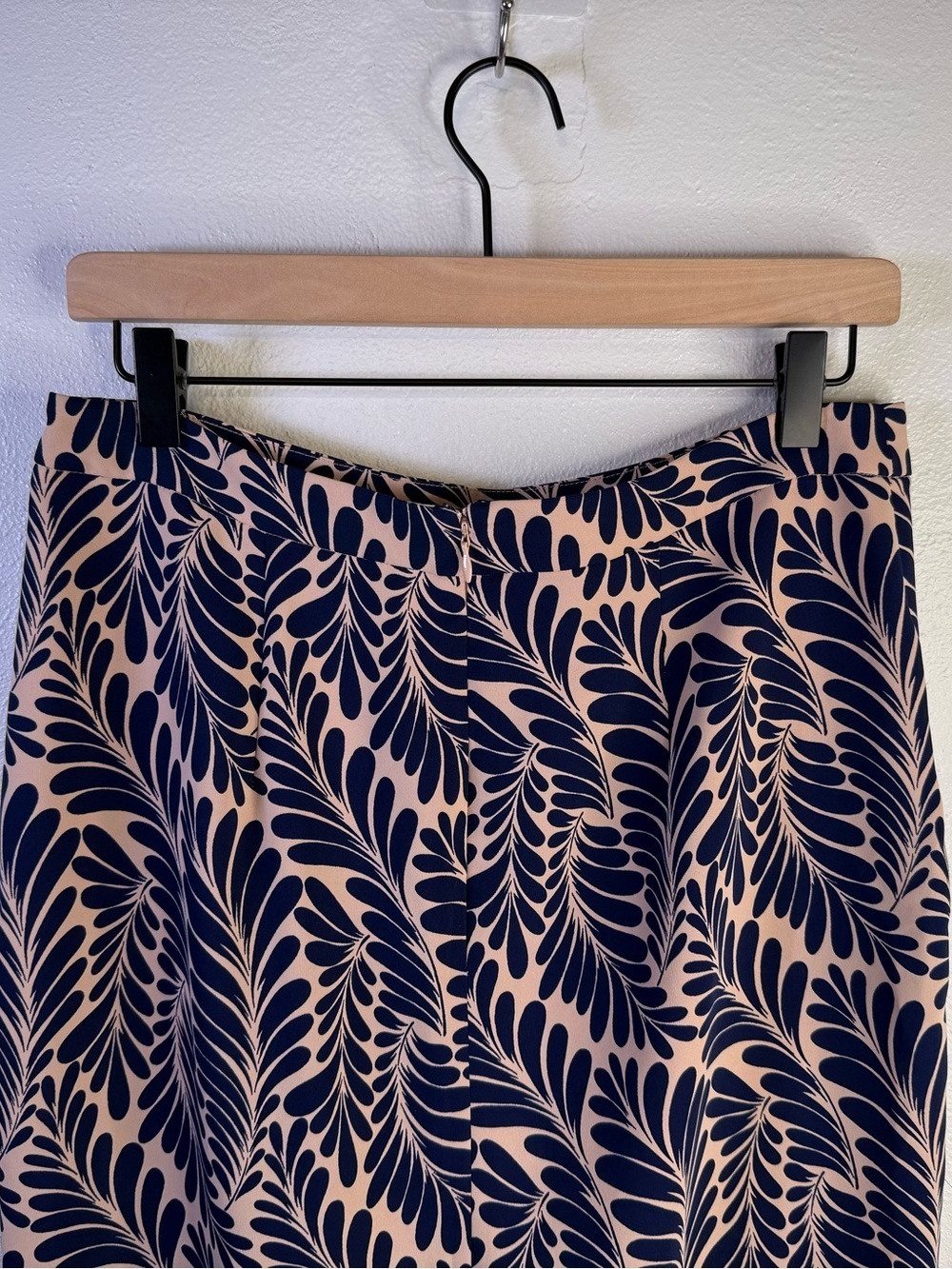 Ann Taylor Women’s Midi Pencil Skirt Faux Wrap Navy & Beige Petal Print Size 8 - Picture 10 of 16